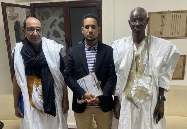 من اليمين وزير التعليم العالي والأمين العام لاتحاد طلبة موريتانيا