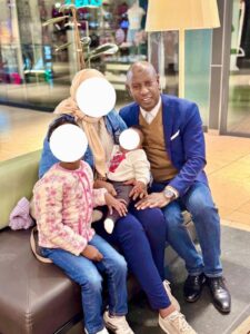 الدبلوماسي كيدي محمد الحبيب رفقة أسرته