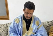 المؤلف ولد اوداعة وبين يديه الكتاب