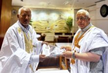 من اليمين السفير الموريتاني في الرياض مع رئيس هيئة التراث محمد الشيخ ولد سيدي محمد