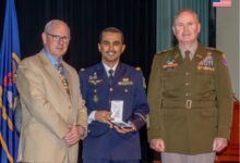 في الوسط الضابط الموريتاني سيد أحمد ابدمل