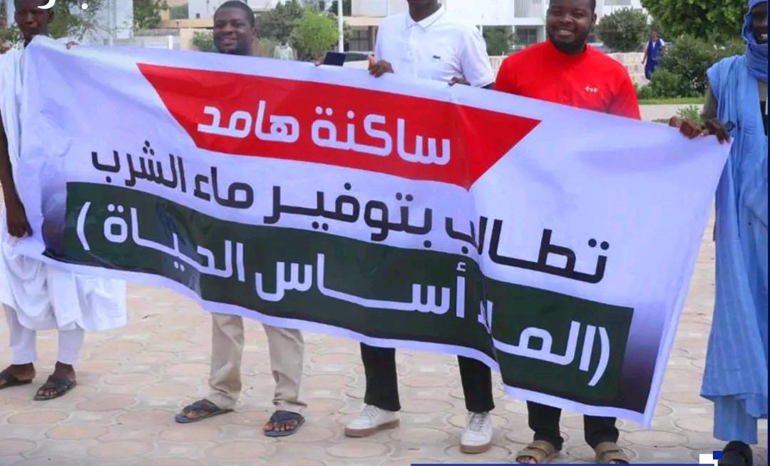أزمة العطش تلاحق السلطات: الشرطة تفرق احتجاجاً لساكنة “هامد” أمام القصر الرئاسي